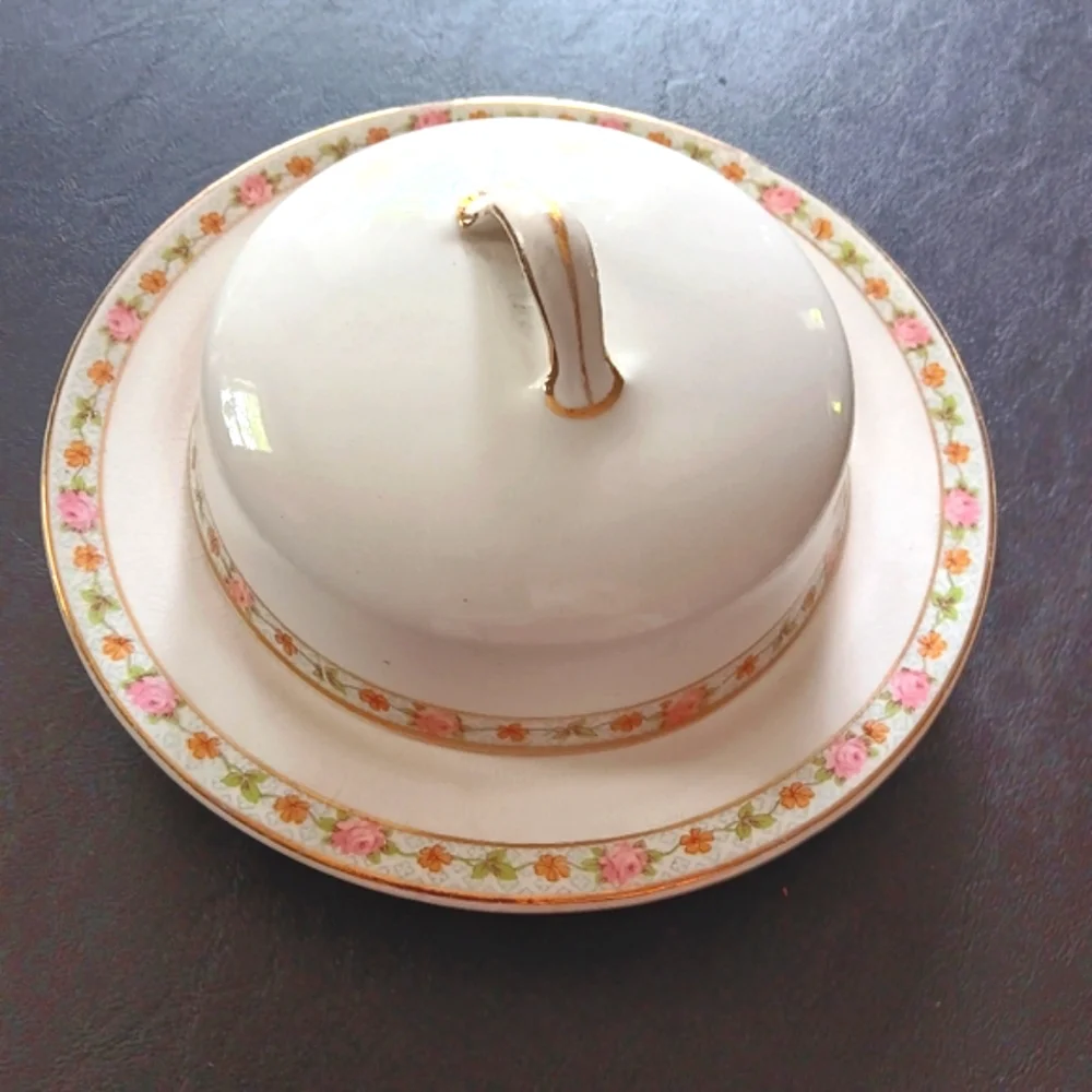 Antique 1918 Homer Laughlin covered butter/cheese dish.